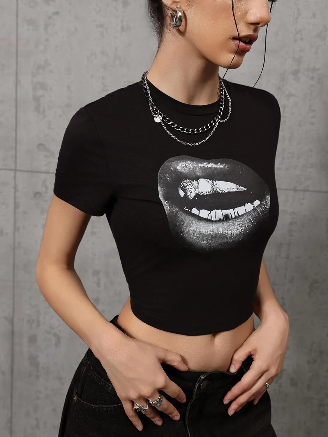 WDIRARA Women's Graphic Lip Print Crop Tee Shirt Round Neck Short Sleeve T-Shirt Slim Fit Top