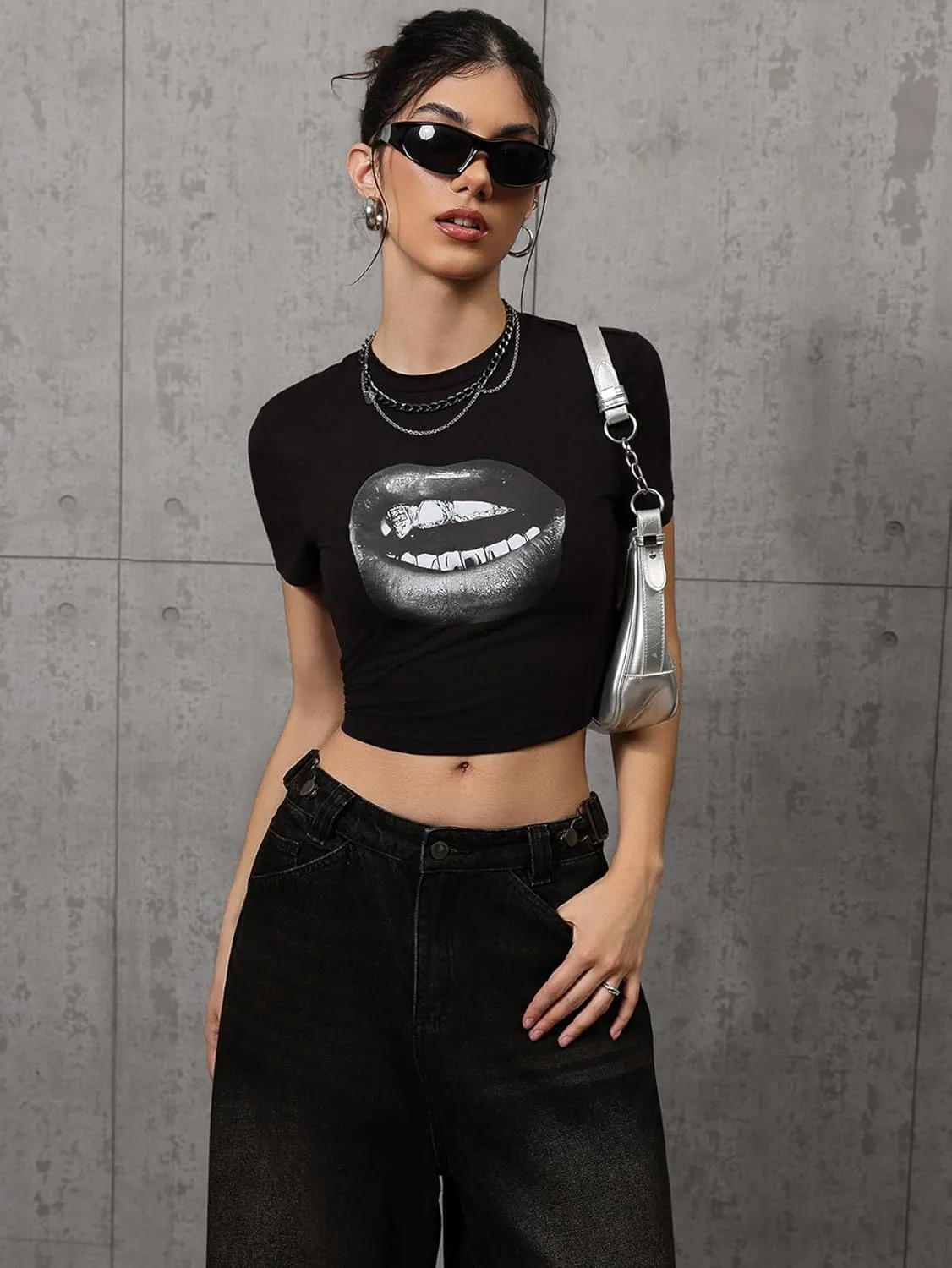 WDIRARA Women's Graphic Lip Print Crop Tee Shirt Round Neck Short Sleeve T-Shirt Slim Fit Top