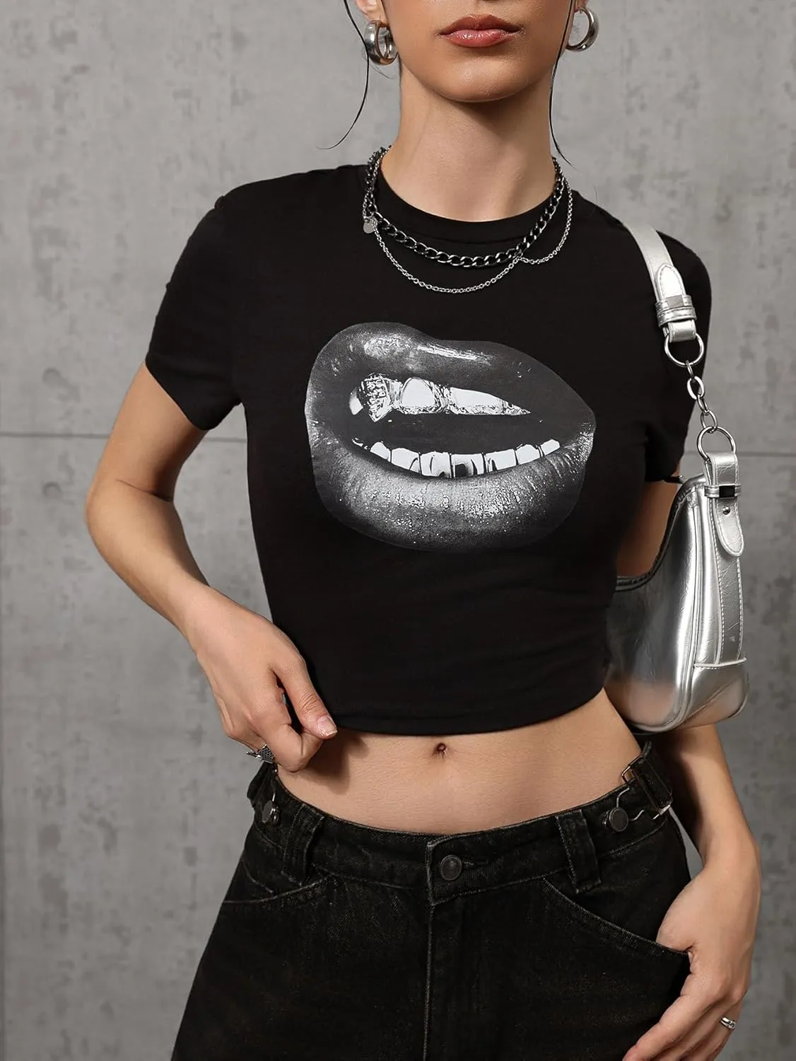 WDIRARA Women's Graphic Lip Print Crop Tee Shirt Round Neck Short Sleeve T-Shirt Slim Fit Top